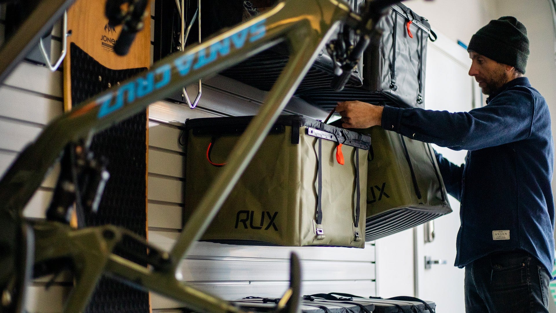 Securing a RUX 70L onto a garage slatwall